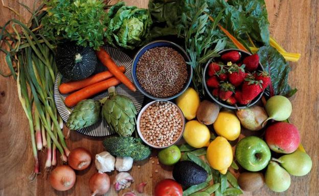 Los nutricionistas advierten de que la cesta de la compra por 30 euros «no se ajusta a la realidad»