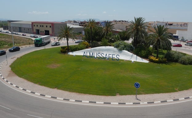 Almussafes contratará a tres personas mayores de 30