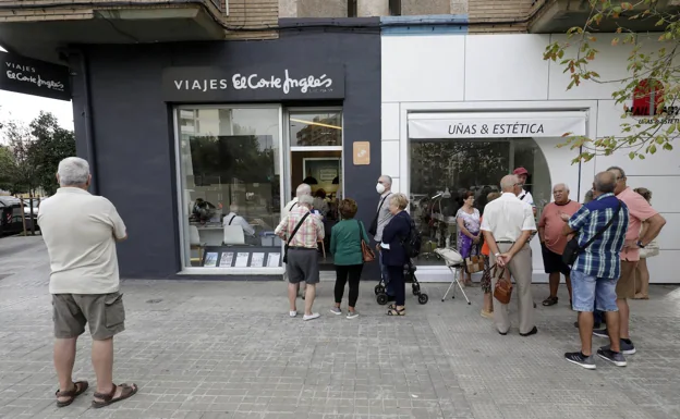 Cola de jubilados en una agencia de viajes de Valencia para conseguir una de las plazas del Imserso. /Irene Marsilla