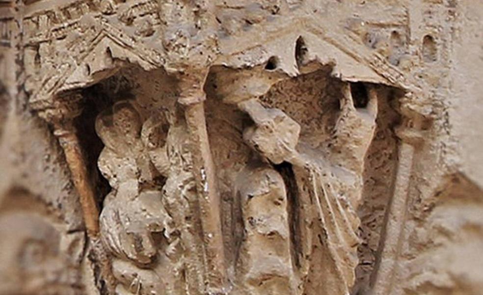 Un acto vandálico rompe un capitel de la puerta de la Almoina en la Catedral