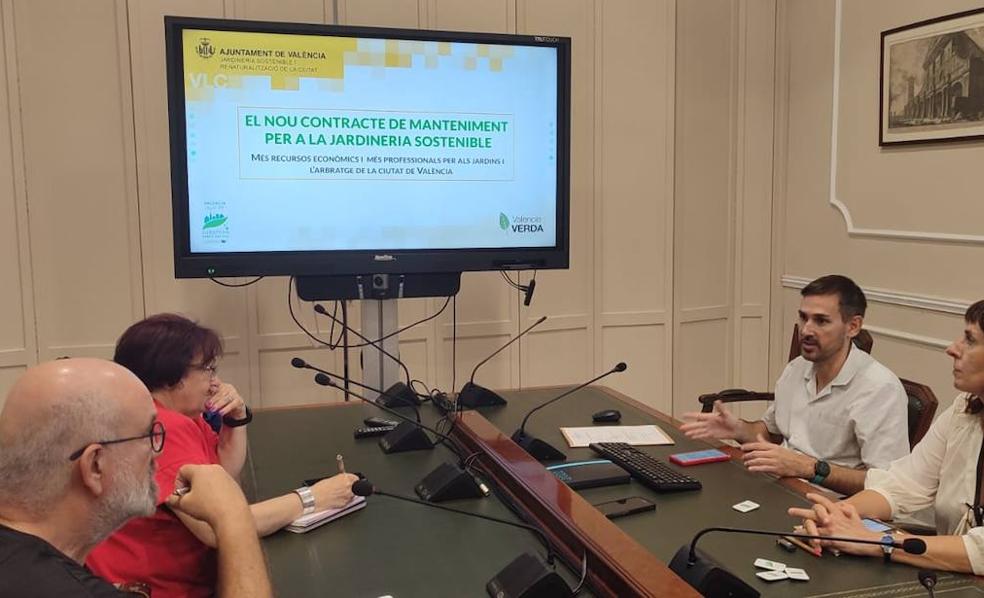 Las protestas por la falta de poda fuerzan a explicar en los barrios el nuevo contrato de jardines de Valencia