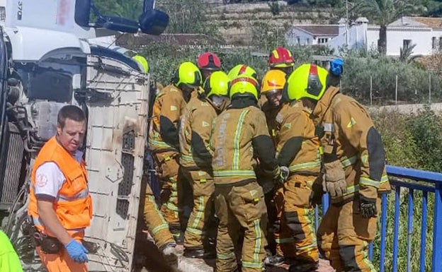 Herido el conductor de un camión hormigonera tras volcar en la N-332 en Gata de Gorgos