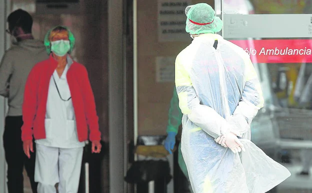 Sanidad mantiene el veto a las visitas en hospitales pese al descenso del Covid