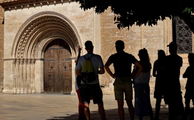 Patrimonio proyecta una copia digital del pórtico de la Catedral tras los ataques vandálicos