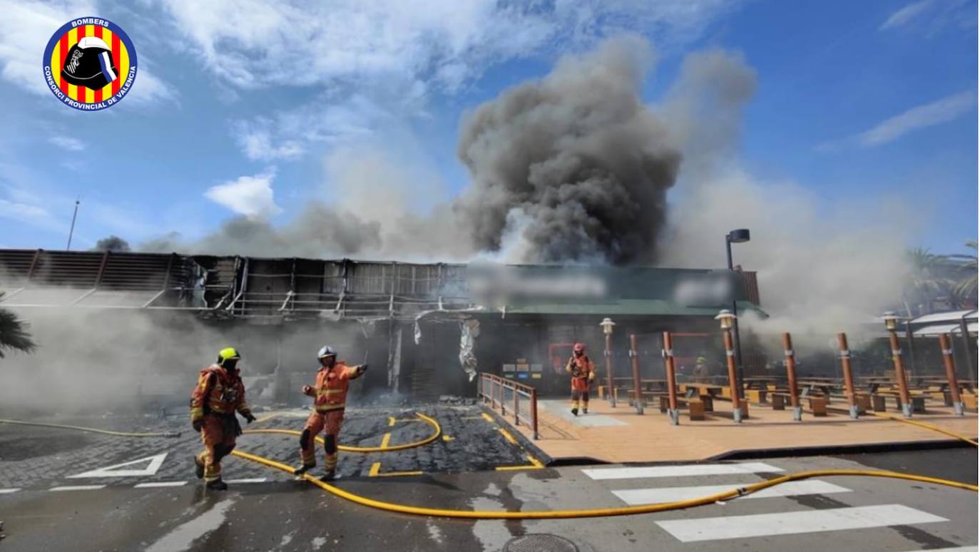 El incendio de una hamburguesería en el centro comercial Bonaire, en imágenes