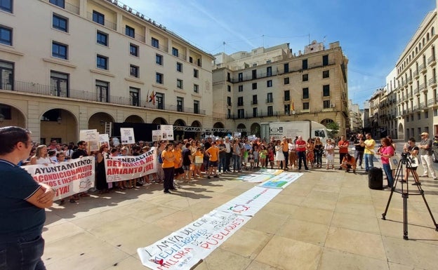 Las Ampas denuncian el «abandono» de los colegios públicos de Alicante