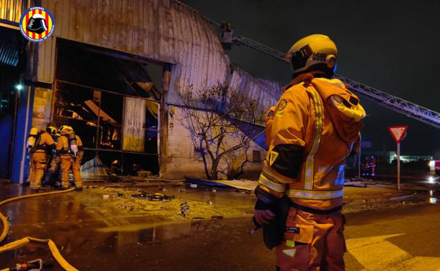 Un incendio en una empresa cosmética calcina una nave industrial en Sagunto