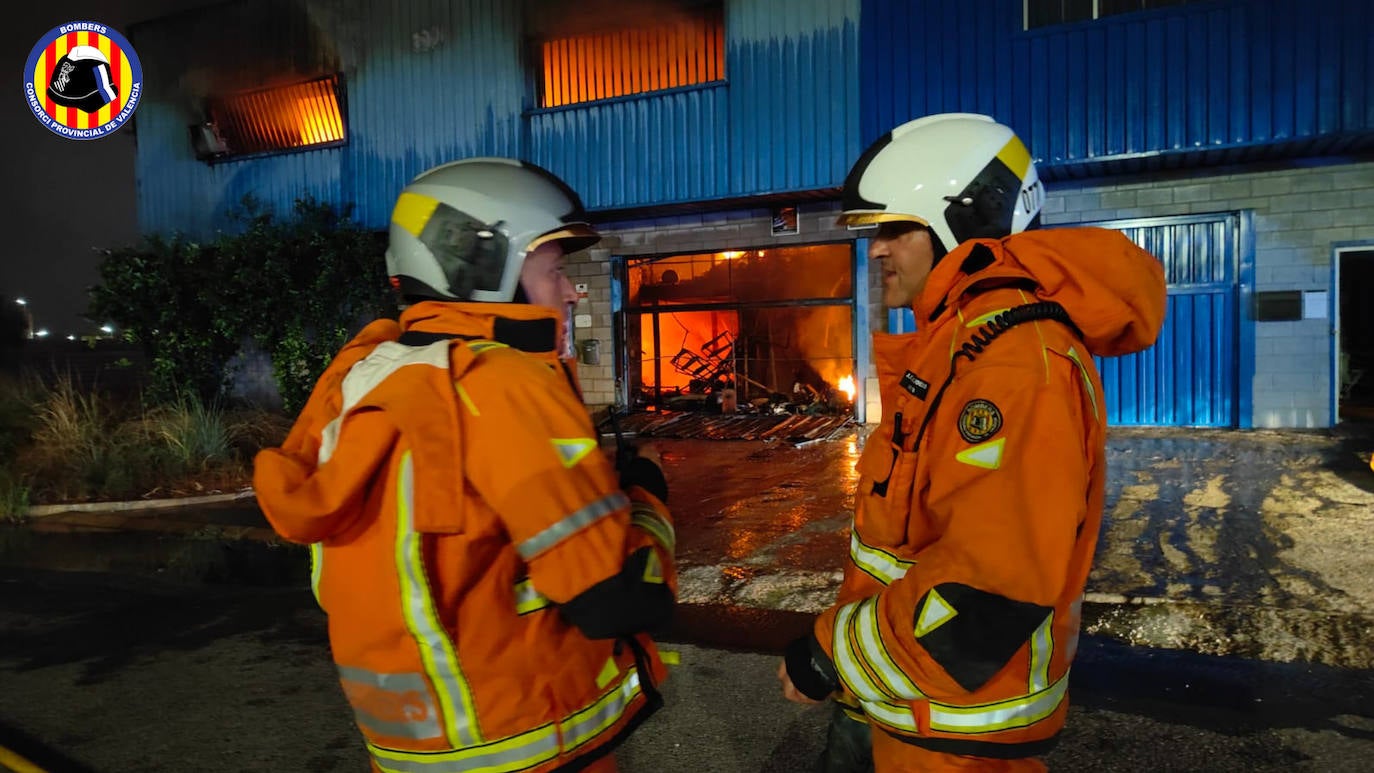 El incendio de una empresa cosmética de Sagunto, en imágenes