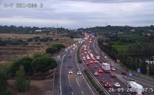 Más de 10 kilómetros de atascos en las vías de entrada y salida a Valencia