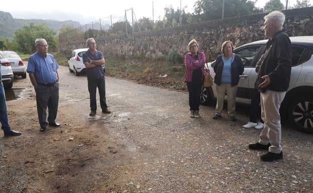 Propietarios de fincas rurales de Alzira paralizan las obras en el camino del barranco de la Casella