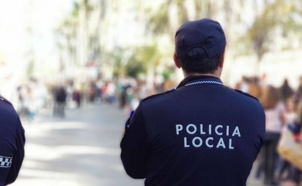 Dos compañeros de piso acaban detenidos en Elche por agredirse mutuamente con cuchillos y tijeras