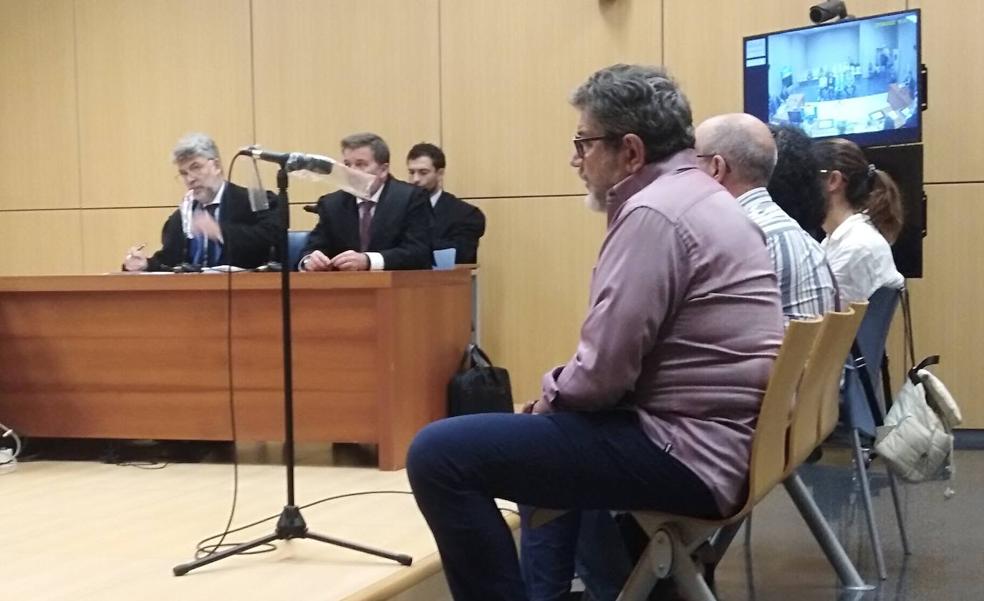 Un médico acepta 12 meses de prisión por espiar a su ex y al hijo nacido de la relación