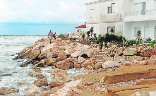 Una tromba de agua deja cien litros en una hora en Barx y restaurantes inundados en Dénia