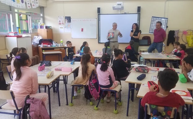 Alzira reparte las obras ganadoras de sus premios literarios entre los centros escolares