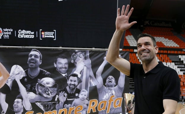 Doble homenaje del Valencia Basket para la leyenda Rafa Martínez