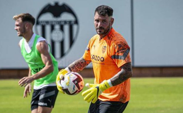 Iago Herrerín firma su contrato con el Valencia