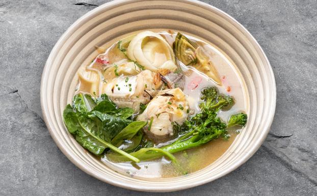 Hot pot de pescado con vegetales, ideal para la llegada del otoño