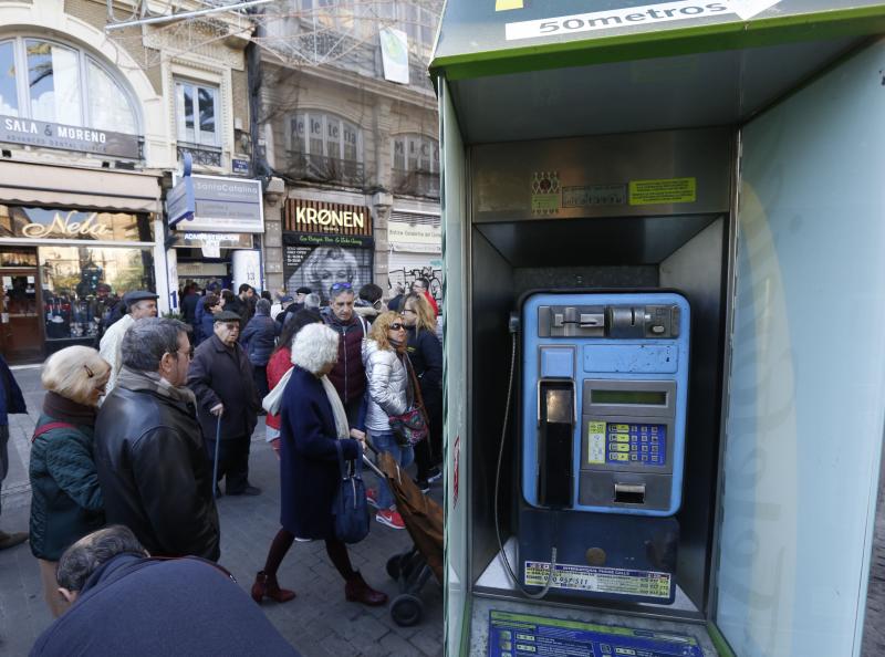 Adiós a una época: las cabinas telefónicas desaparecen de Valencia