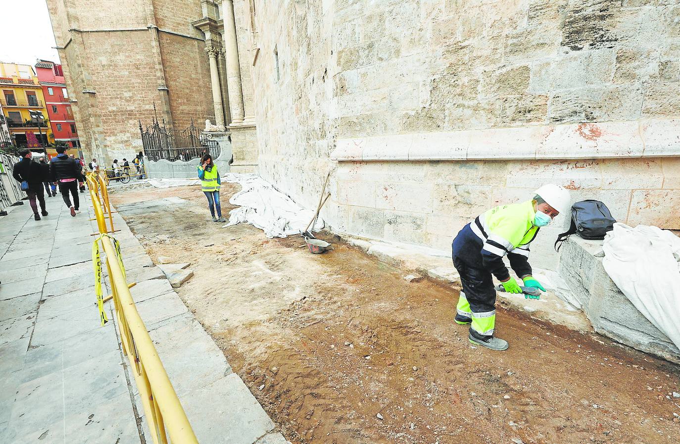 La arqueóloga de la plaza de la Reina denuncia que no pudo investigar todos los restos