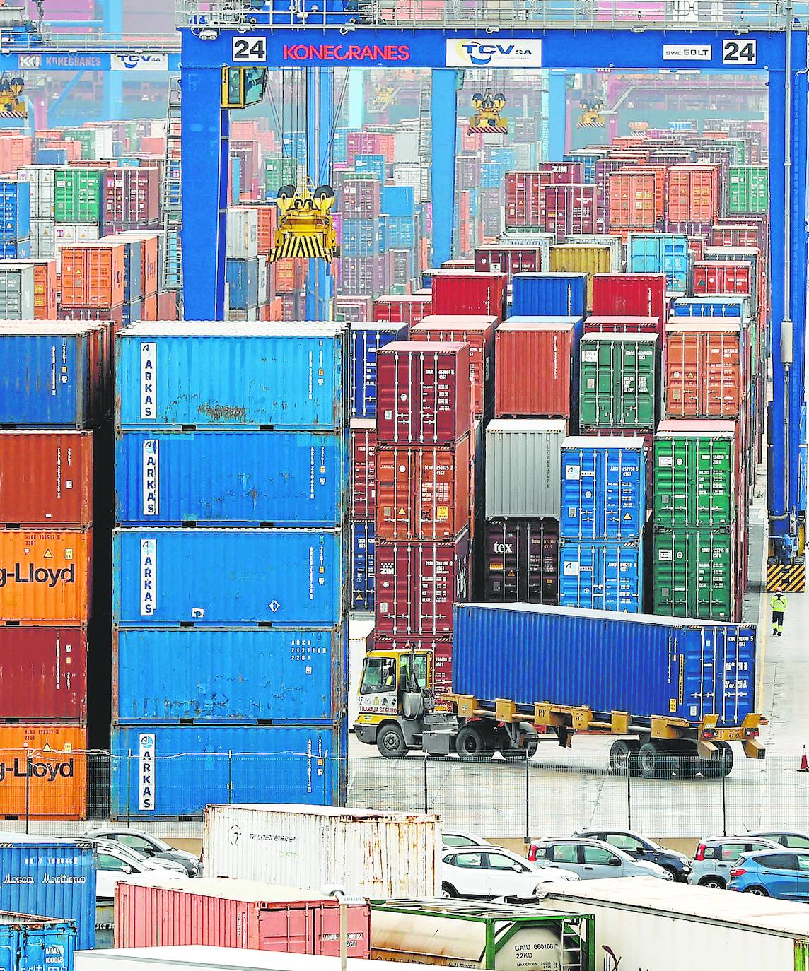 El exceso de contenedores de importación obliga a Valencia a desvíar barcos