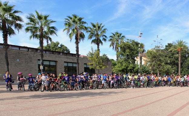 400 escolares de Carcaixent recorren la ciudad en bici