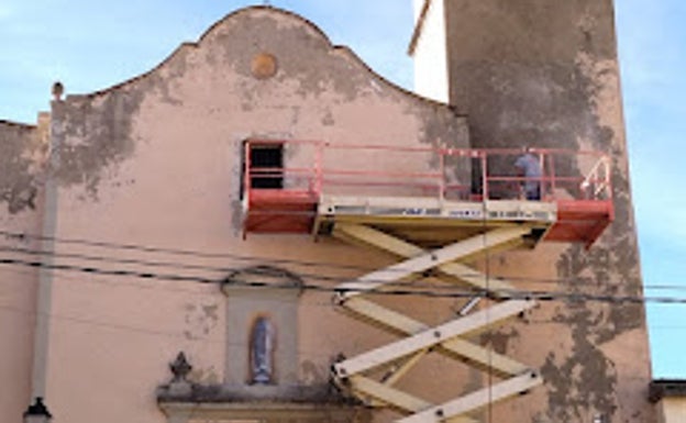 Otos restaura el campanario y la fachada de la iglesia tras dos años de retraso