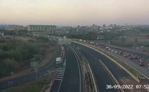 Alrededor de 12 kilómetros de atascos en las vías de entrada y salida a Valencia