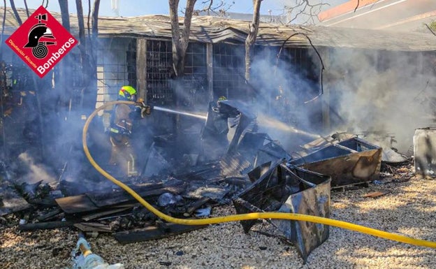 Susto en Benidorm por un incendio junto a una gasolinera