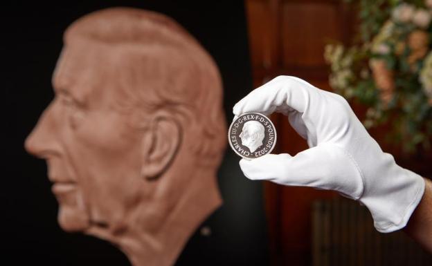 Carlos III ya tiene moneda propia