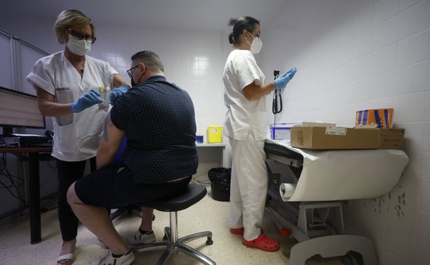 La conselleria administrará a partir del miércoles la cuarta dosis de la vacuna del Covid al personal sanitario