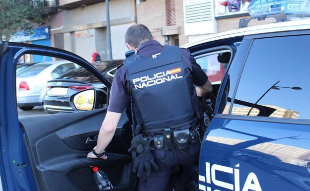 Roban la bandolera a un joven en pleno casco antiguo de Alicante y le propinan un navajazo