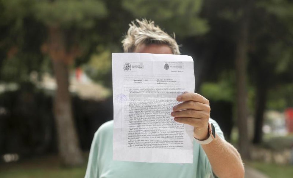 «Me pegaron por llevar un bolso de mujer»