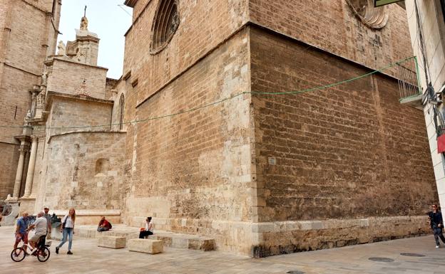 Cables por el aire junto a la Catedral para el mercadillo en la plaza de la Reina