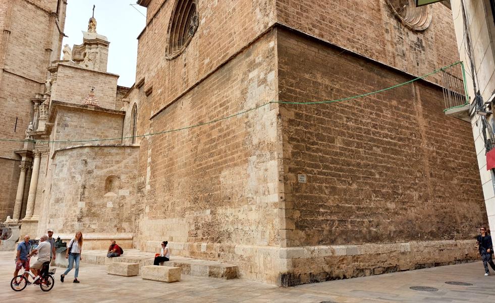 Cables por el aire junto a la Catedral para el mercadillo en la plaza de la Reina