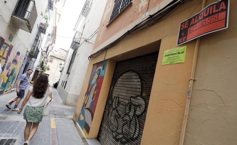 Los locales cerrados en Ciutat Vella casi se triplican tras las restricciones de tráfico