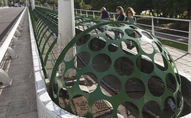 El puente de las Flores, un año 'marchito' y en el olvido