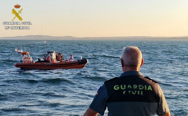 Rescatan a los tripulantes de una embarcación de recreo que se encontraba a la deriva en Santa Pola