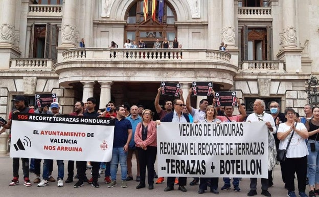 Hosteleros de plaza Honduras llevan la protesta al Ayuntamiento