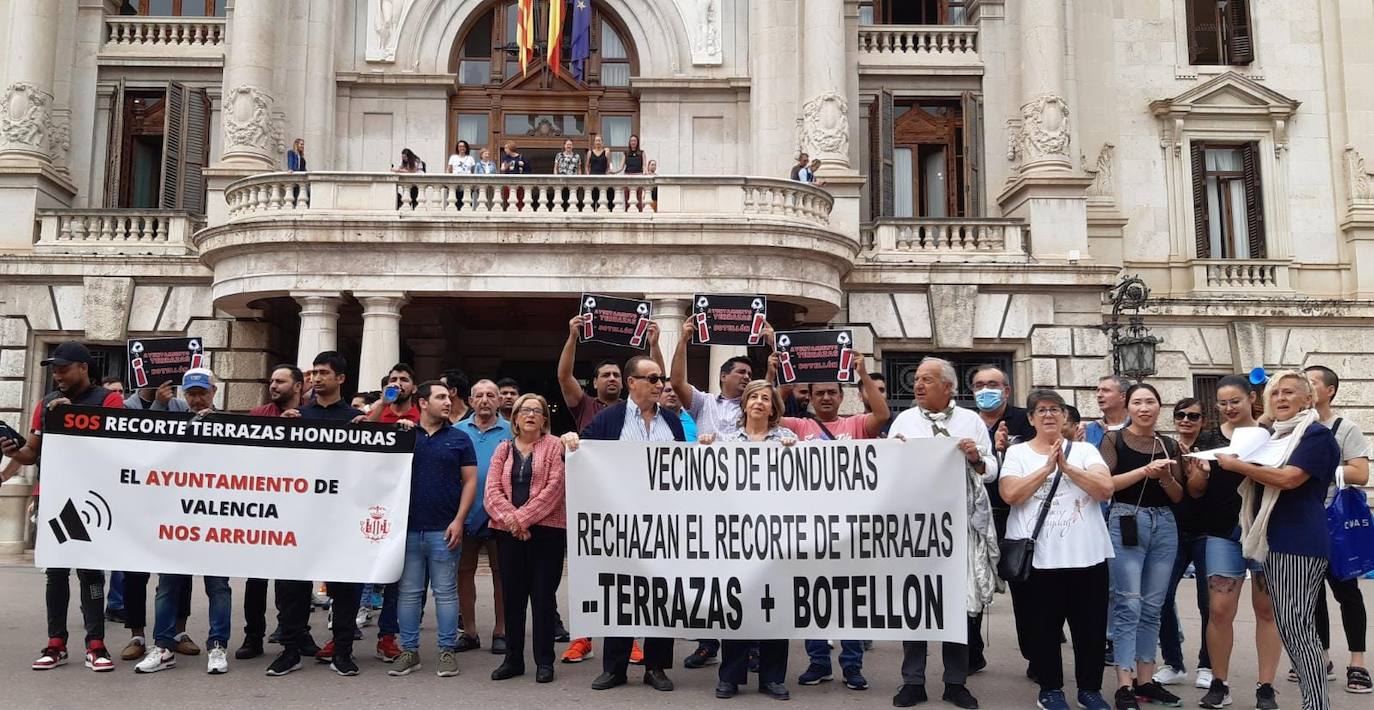 Hosteleros de plaza Honduras llevan la protesta al Ayuntamiento
