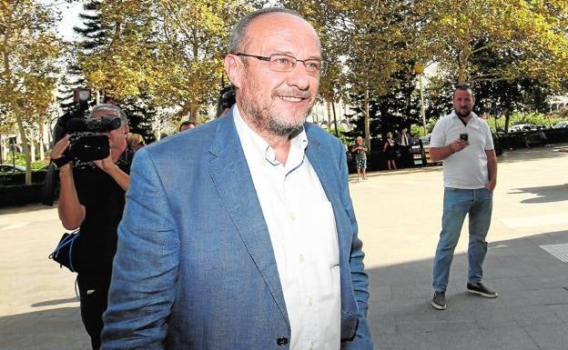 El exsubdelegado del Gobierno reclama a la Guardia Civil que pague el impuesto del Mercedes que le incautaron