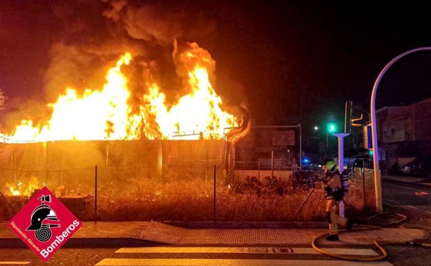 Un incendio calcina varios vehículos y destruye un antiguo taller mecánico en La Vila Joiosa