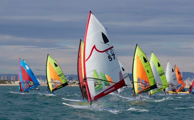 Los mejores windsurfistas de España debutan en Valencia Mar con tablas vintage