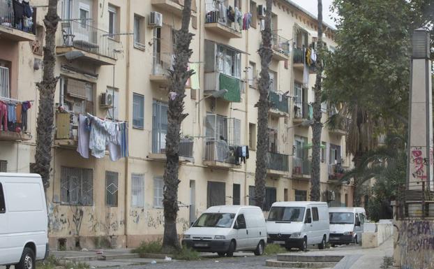 Droga y abandono golpean la Malvarrosa tras ocho años de promesas