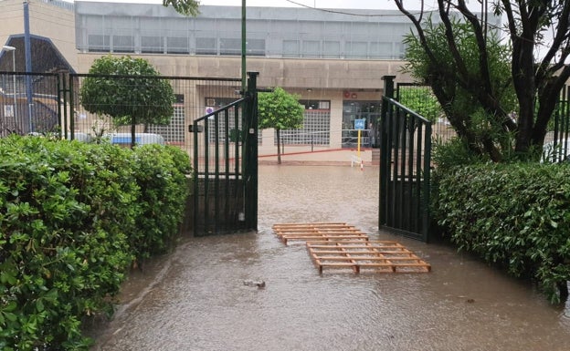 El aguacero deja a 8.000 alumnos sin clase, corta caminos e inunda bajos en la Ribera