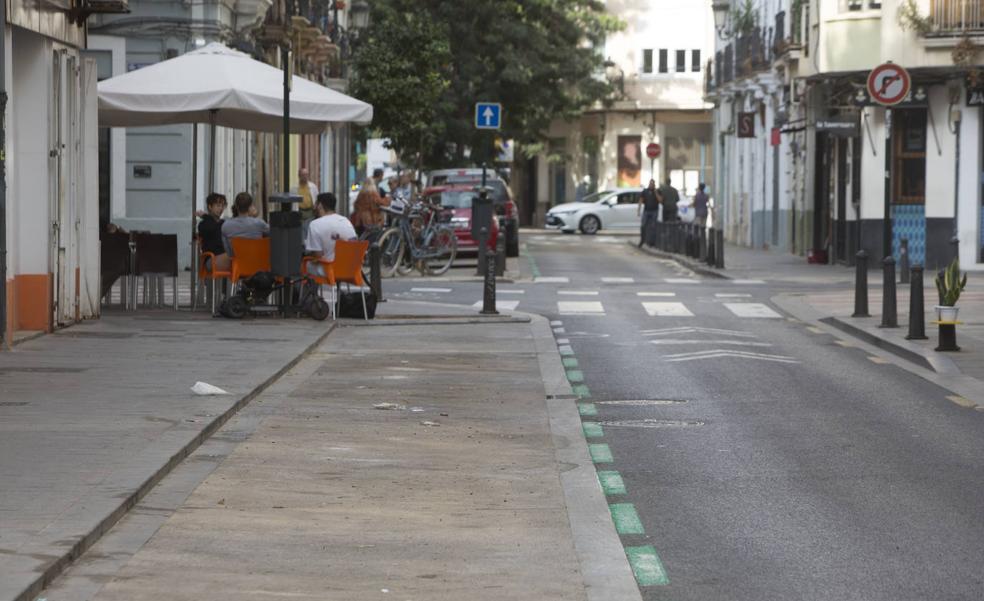 Hosteleros de Ruzafa prevén menos clientes por la restricciones de aparcamiento en las calles