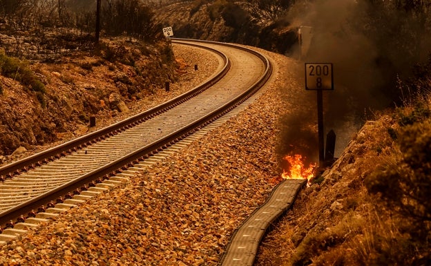 La canaleta del cable de fibra óptica ardió como una mecha en el tramo del tren afectado por el incendio