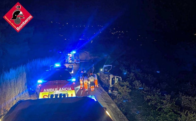 Los bomberos excarcelan a una conductora tras volcar en Teulada