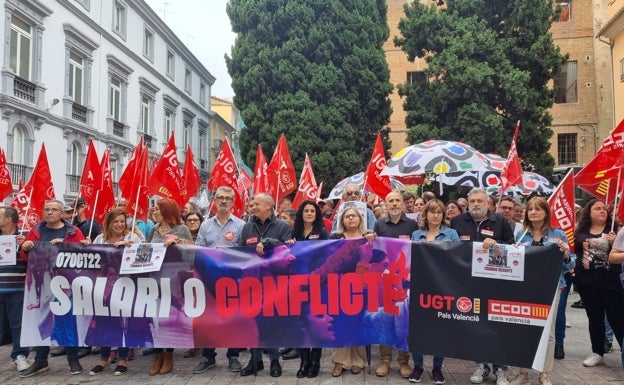 CC OO y UGT protestan ante la patronal valenciana para pedir subidas salariales