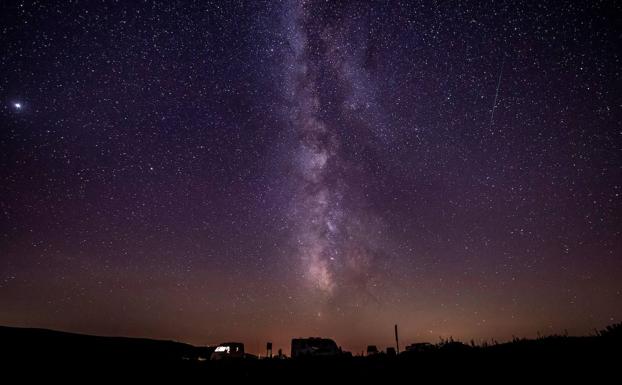 Llega la lluvia de estrellas de las dracónidas 2022: mejores horas y sitios para verlas