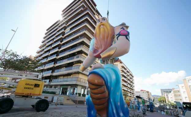 Gandia planta una Falla Borgiana en la playa durante el puente del 9 de octubre